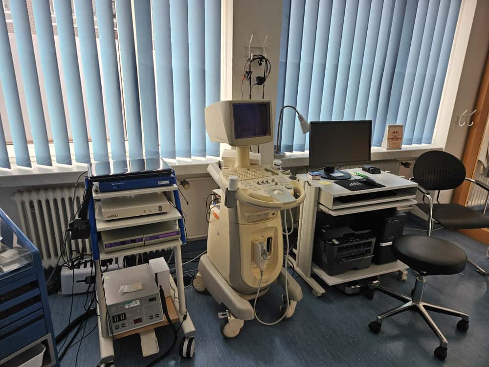 Diagnostikraum mit moderner Messtechnik